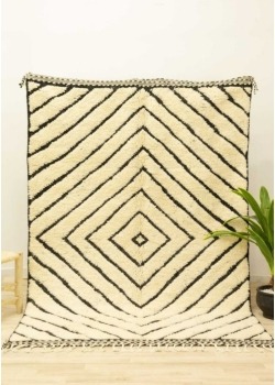 Berber rug Mrirt 170 × 255 cm - 490 €