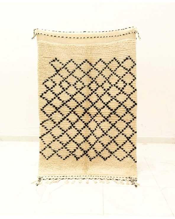 Black and ivory rug 6.23 x 3.93 ft - 205 €