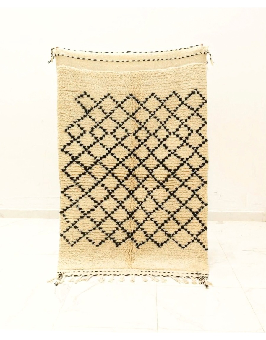 Black and ivory rug 6.23 x 3.93 ft - 205 €