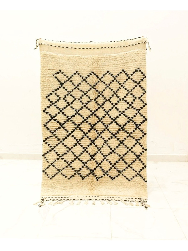 Black and ivory rug 6.23 x 3.93 ft - 205 €