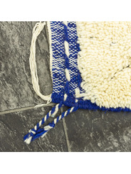 Berber wool rug with blue diamonds - 86 €