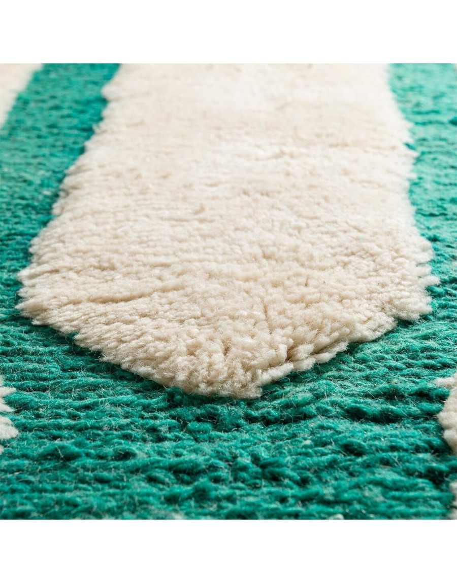 cream and green rug - 109 €