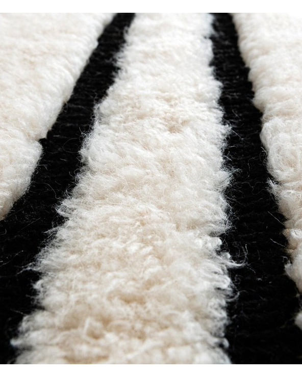 Black and white moroccan rug 196 x 132 cm - 179 €