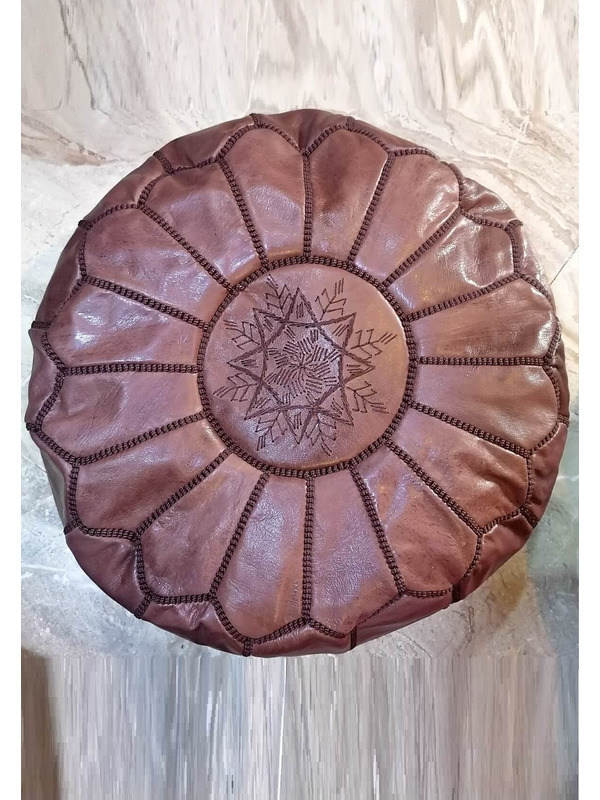 Pouf en cuir marron chocolat - 117 €