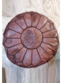 Pouf en cuir marron chocolat - 117 €