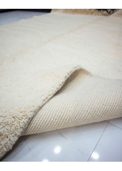 large cream rug - 550 €